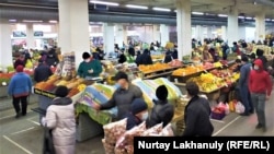 Árusok és vásárlók Almati városában 2020. december 24-én.