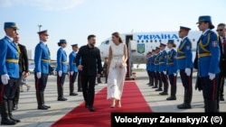 Presidenti ukrainas Volodymyr Zelensky pritet nga ministrja e Energjisë dhe Minierave Dubravka Gjedoviq Handanoviq, me të mbërritur në Beograd, 7 gusht 2026.