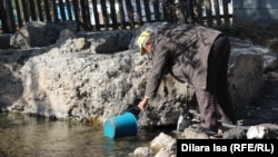 Централизованное водоснабжение к селу Хантагы подводят, строительство водопровода еще не завершено. Сельчане используют арычную воду.