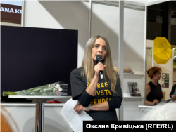 Оксана Стоміна під час дискусії була у футболці з написом «Free Azovstal Defenders»