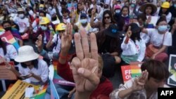 علامت سه انگشت به نشانه مخالفت با حکومت نظامی بدل شده است
