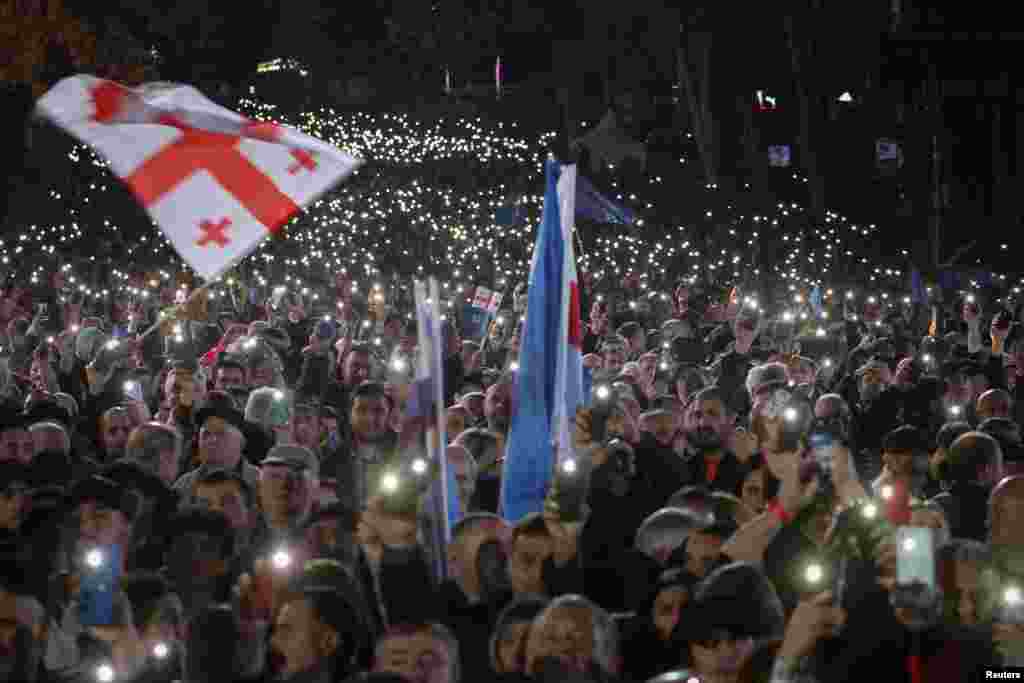 Поддръжници на проруската партия &bdquo;Грузинска мечта&ldquo;, заснети по време на последния предизборен митинг преди предстоящите парламентарни избори в Тбилиси, Грузия, 23 октомври 2024 г.