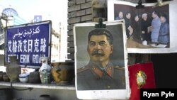 Портреты Сталина и Мао в Китае иногда висят рядом. Общего между ними достаточно