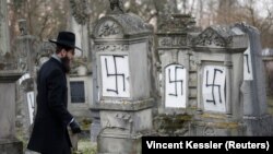 Rabini Harold-Abraham Weill viziton varrezat e dëmtuara hebreje