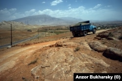 Egy, a szovjet korból megmaradt teherautó dübörög végig a poros üzbég úton Surkandaria déli részén