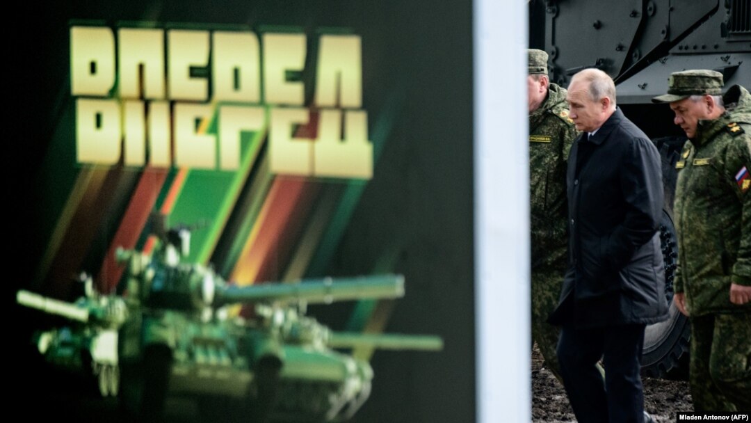 Владимир Путин в сопровождении Сергея Шойгу на военных учениях на Дальнем Востоке