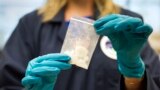 Un investigator din SUA arată un pliculeț care conține fentanil produs în China.