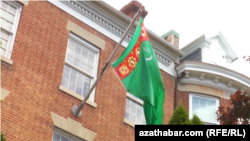 Waşingtondaky türkmen ilçihanasynyň öňünde galgaýan türkmen baýdagy