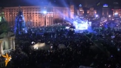 Тысячи людей поют национальный гимн на Майдане