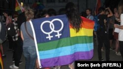 ЛГБТ белсенділері парламентте "Дәстүрлі отбасы туралы" заң жобасына дауыс беруге қарсылық акциясын өткізіп тұр. Бухарест, 11 қыркүйек 2018 жыл (Көрнекі сурет).