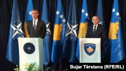 Konferenca me gazetarë e sekretarit të përgjithshëm të NATO-s, Stoltenberg dhe kryeministrit të Kosovës, Mustafa
