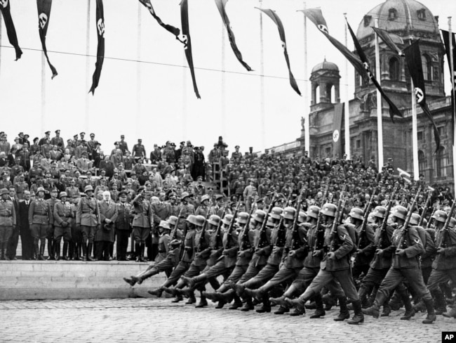 Немецкие войска маршируют по Вене, Австрия. 1938 год