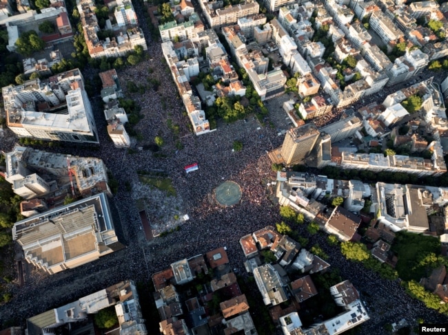 Disa nga protestat më masive në Serbi u organizuan nga studentët në Beograd, më 28 qershor 2025.