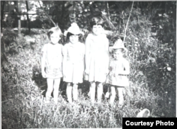 Cornel, fiul Lucicăi, la cinci ani, alături de copiii din bloc cu care se împrietenise.