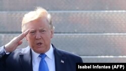 Donald Trump primește onorurile militare la sosirea pe aeroportul Stansted de la Londra, 3 iunie 2018