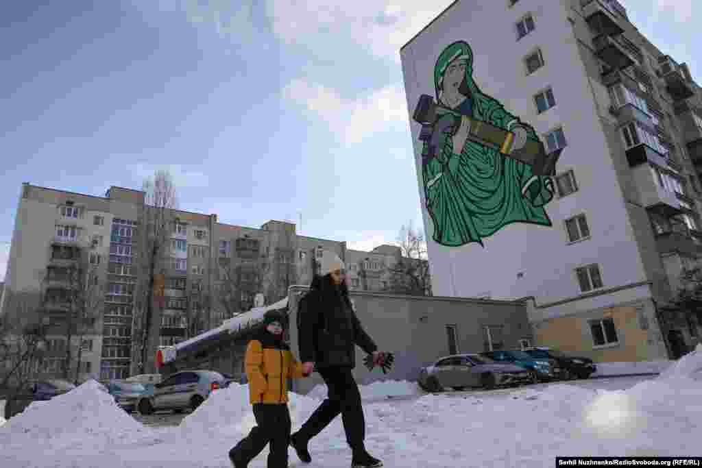 Мурал «Свята Джавеліна» створила в травні 2022 року творча група Kailas‑V. Художники наголошують, що образ символічної мадонни, яка тримає в руках ПТРК, – символ опору, а не релігійний. Проти створення муралу тоді виступила Всеукраїнська рада церков. Пізніше, 25 травня за розпорядженням міської влади Києва замалювали німб навколо голови мадонни