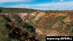 Провал грунта в районе строительства дамбы на реке Булганак в Ленинском районе Крыма