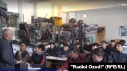 Sürüjilik kursuna gatnaşýan ýaşlar.