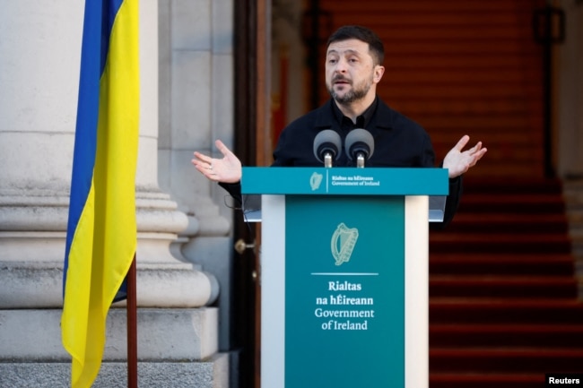 Президент України Володимир Зеленський виступає під час двосторонньої пресконференції з прем'єр-міністром Ірландії Майклом Мартіном в урядових будівлях під час державного візиту до Ірландії в Дубліні, Ірландія, 2 грудня 2025 року