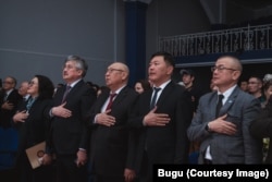 "Кууш өтмөк" китебинин таанытымына жана "Ала Тоо" эл аралык университетинин басма үйүнүн ачылышына келгендер.