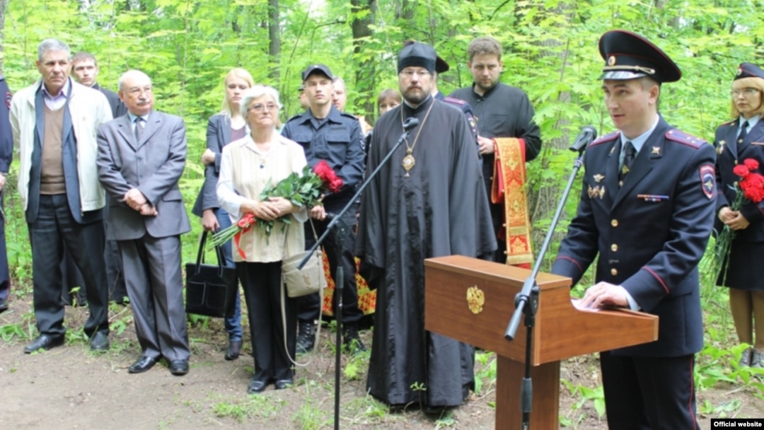 Local dignitaries and the granddaughter of NKVD officer Valter Vand attend the unveiling of a monument to victims of Stalin's Great Terror in Saransk. 