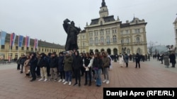 Ispred Gradske kuće u Novom Sadu okupljeni stoje u tišini, 17. januar 2025.