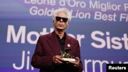 Nezavisni američki režiser Jim Jarmusch dobio je Zlatnog lava za najbolji film na 82. Filmskom festivalu u Veneciji, 6. septembar 2025. 