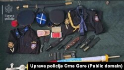 Tokom akcije policije zaplijenjena velika količina oružja, ruskih uniformi i simbola. Fotografija koju je obezbedila crnogorska policija.