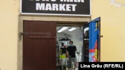 Patronul unui magazin de pe strada Havelska își închide magazinul. Acesta spune că practic toți comercianții de pe stradă sunt în aceeași situație.
