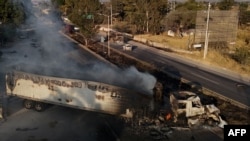 Акатлан-де-Хуарес қаласы маңында өртенген жүк көлігі. Халиско штаты, Мексика, 22 ақпан, 2026 жыл.