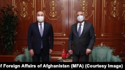 ملاقات حنیف اتمر (راست)، وزیر خارجه افغانستان با مولود چاوش اغلو، وزیر خارجه ترکیه