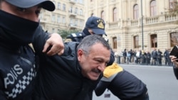 Tofiq Yaqublu etiraz aksiyasında 
