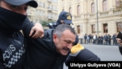 Tofiq Yaqublu etiraz aksiyasında 