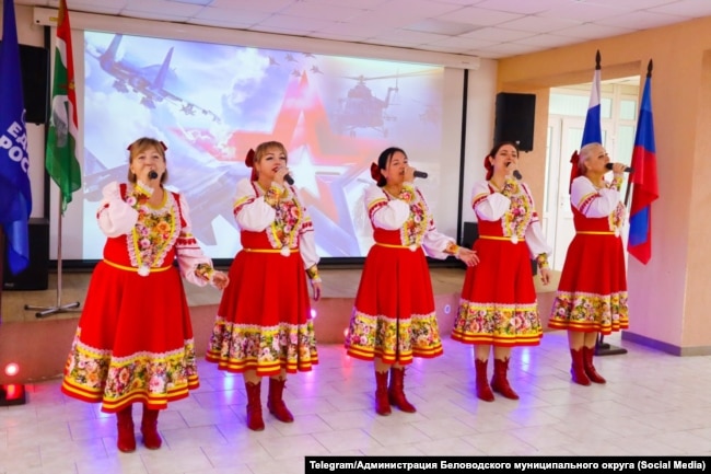 Народний вокальний ансамбль «Степівчанка» з Біловодська проводжає місцевих жителів на строкову службу до лав російської армії