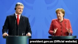 Канцлер Німеччини Анґела Меркель (п) та президент України Петро Порошенко, Берлін, 12 квітня 2019 року