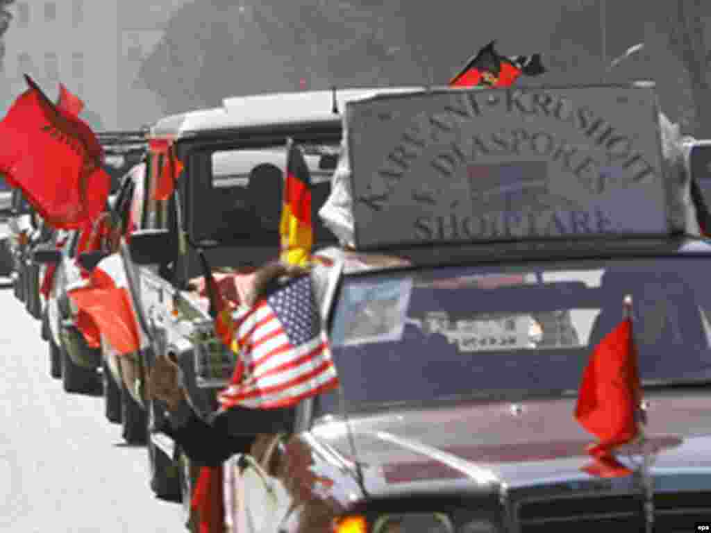 Edhe në Shqipëri festohet pavarësia e Kosovës... - Caption: epa01266516 A column of vehicles, all decked out in Albanian flags - and flags of nations supporting their independence - arrive in Tirana from Stuttgart, Germany 25 February 2008. Several hundred Kosovo Albanians arrived to celebrate Kosovo independence on the streets of the Albanian capital. They were heading for Kosovo which unilaterally declared independence from Serbia on 18 Feb