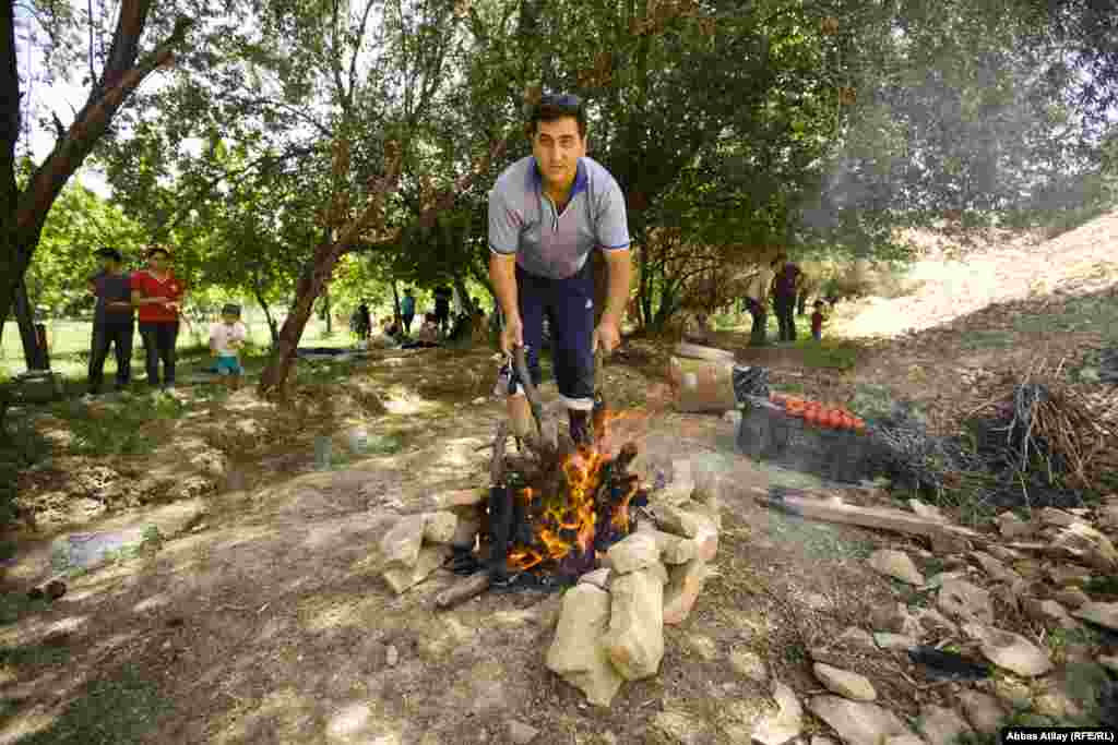 Bura istirahətə gələn insanlar adətən kabablıq üçün qoyun-quzu ilə gəlir. Cəhri çayı ətrafında heyvanlar kəsilir, ocaqlar yandırılır və döşəklər ağac kölgələri altına sərilir.