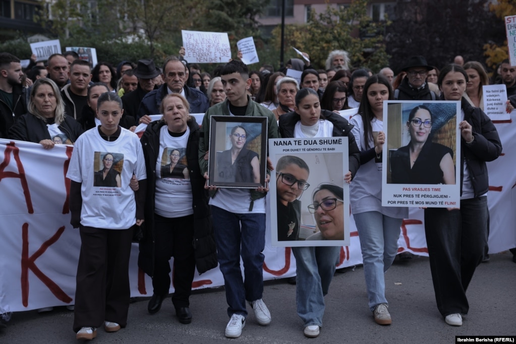 Marshit i prinë familjarë të viktimës, përfshirë motrat e saj.Në këtë fotografi shihen familjarët e saj duke mbajtur në dorë imazhe të Arlindës, përfshirë një me të birin e saj 12-vjeçar.
