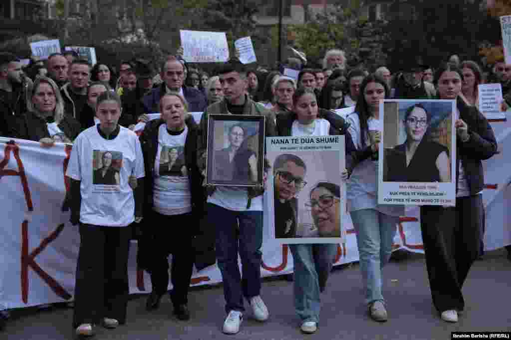 Marshit i prinë familjarë të viktimës, përfshirë motrat e saj.Në këtë fotografi shihen familjarët e saj duke mbajtur në dorë imazhe të Arlindës, përfshirë një me të birin e saj 12-vjeçar.