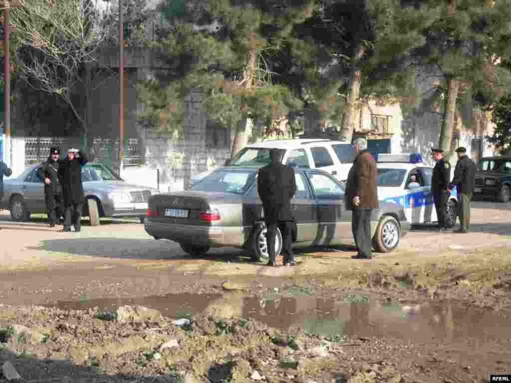 Hər şey nəzarət altındadır… 19 yanvar 2007 - Yanvarın 19-da Azərbaycan Xalq Cəbhəsi Partiyasının (AXCP) Nizami rayonu Keşlə qəsəbəsindəki zavodun inzibati binasında saxlanılan əmlakı özünə qaytarılıb. Ədliyyə Nazirliyi Məhkəmə Qərarlarının İcrasına Nəzarət Baş İdarəsi təhvil vermə prosesini polisin və Nizami Rayon Mənzil İstismar İdarəsi nümayəndəsinin iştirakı ilə həyata keçirib. Əmlakı təhvil alan AXCP sədrinin müavini Fuad Mustafayev köçürülmə zamanı əşyaların bir hissəsinin yararsız hala düşdüyünü, avadanlıqların bəzilərinin sıradan çıxdığını və hətta kamera, fotoaparat və s. cihazların yox olduğunu bildirib. Prosesdə iştirak edən Bakı Şəhər Baş Polis İdarəsinin rəis müavini Yaşar Əliyevin sözlərinə görə isə, bina polis tərəfindən ciddi mühafizə olunub: «Əmlak ora yığılandan sonra açarın biri AXCP-yə verilib. Bayırda isə daim polis əməkdaşları dayanıblar. Həmin müddət ərzində içəri AXCP üzvlərindən başqa kimsənin daxil olmasına yol verilməyib».