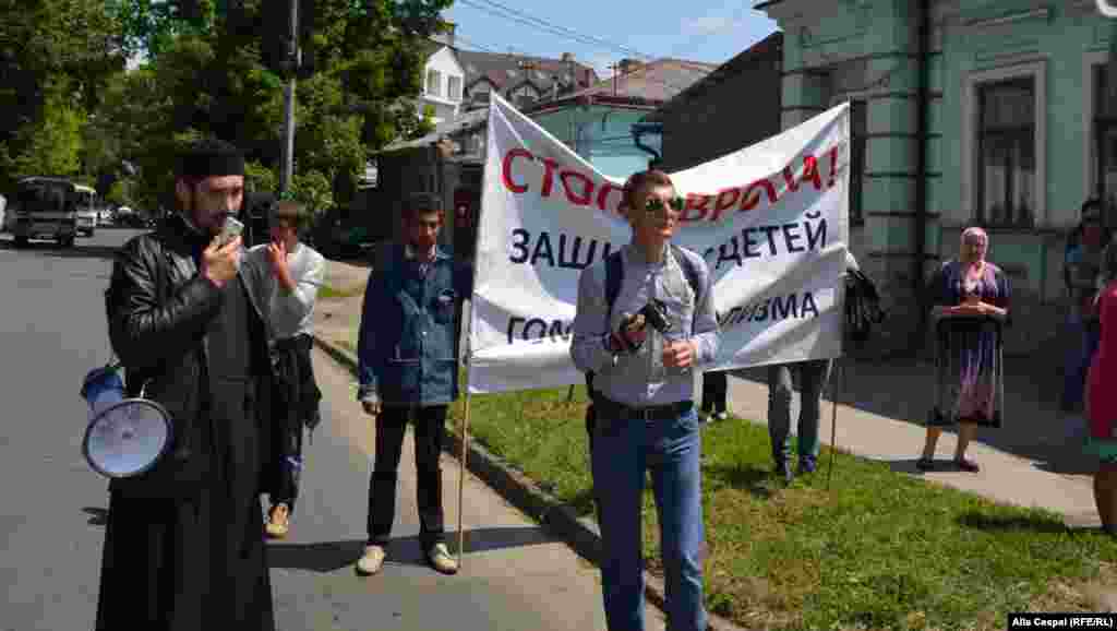 Preotul Ghenadie Valuţă în întîmpinarea marșului LGBT.