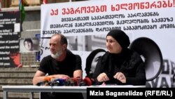 Малхаз Мачаликашвили и Медико Маргошвили начали сбор подписей перед зданием парламента, 12 июня 2019 г.