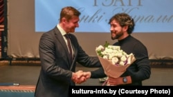 Прызначэньне Дзьмітрыя Акімава на пасаду мастацкага кіраўніка Купалаўскага. Фота выданьня "Культура і мастацтва"