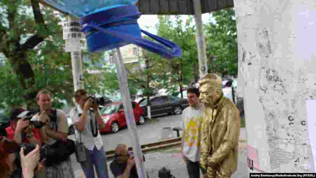 Скульптуру радянського вождя зробили зі спущеними штанами. Її виготовили з ганчір&rsquo;я і пап&rsquo;є-маше та вкрили фарбою золотого кольору.