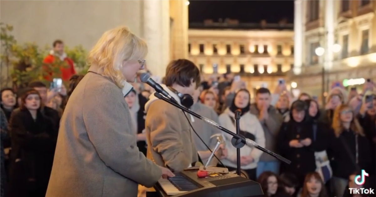 18-річна співачка з Петербурга звинувачена у дискредитації армії рф
