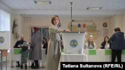 Actuala președintă a Republicii Moldova, Maia Sandu, la secția de vot, la turul II al alegerilor prezidențiale, 3 noiembrie 2024.