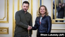 The president of the European Investment Bank Nadia Calvino (right) meets with Ukrainian President Volodymyr Zelenskyy in Kyiv on February 10.