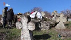 Одесити влаштували толоку на занедбаному козацькому кладовищі (відео)