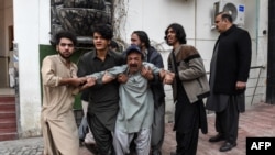 د یوه وژل شوي کس کورنۍ غړي روغتون مخته ویر کوي