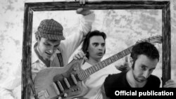 Уладзь Лянкевіч (у цэнтры) і гурт Tonqixod 